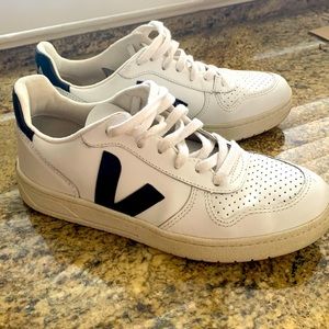 VEJA Sneakers - size 38. Only worn a handful of times.